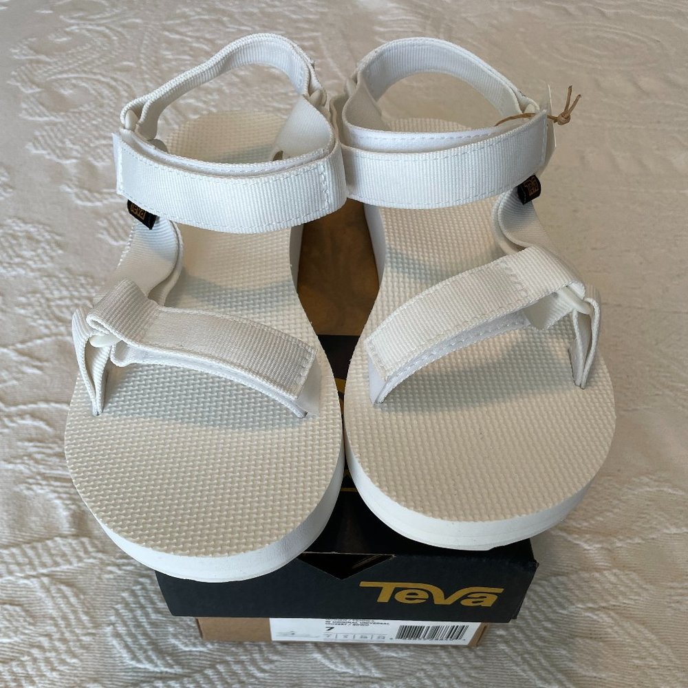 NWB! Teva ORIGINAL UNIVERSAL bright white, size 7 medium